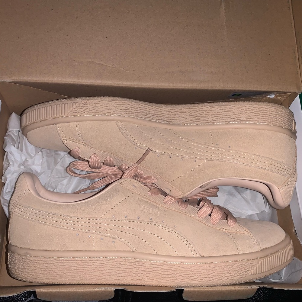 Like new PUMA suede sneakers barely ever worn